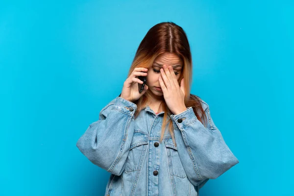 Nastolatka Korzystająca Telefonu Komórkowego Izolowanym Tle Zmęczonym Chorym Wyrazem Twarzy — Zdjęcie stockowe