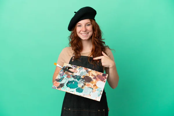 Nastoletni Rudowłosy Artysta Trzymając Paletę Odizolowanych Zielonym Tle Zaskakującym Wyrazem — Zdjęcie stockowe