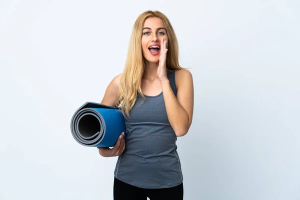 Joven Mujer Deportiva Que Clases Yoga Mientras Sostiene Una Esterilla — Foto de Stock