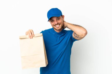 Brezilyalı beyaz arka planda izole edilmiş yiyecek paketini alıp gülüyor.