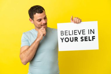 Mor arka plan üzerinde Brezilyalı bir adam üzerinde 