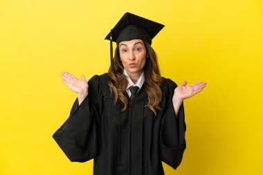 Orta yaşlı üniversite mezunu. Sarı arka planda izole edilmiş. El kaldırırken şüpheleri var.