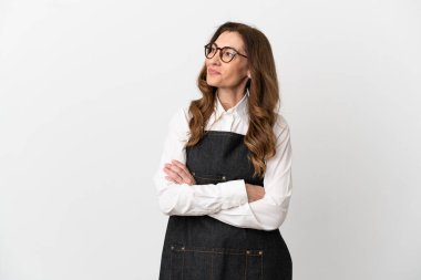 Restoran orta yaşlı garson kadın beyaz arka planda izole edilmiş mutlu ve gülümsüyor.