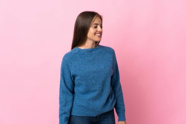 Pembe arka planda izole edilmiş genç Uruguaylı kadın.