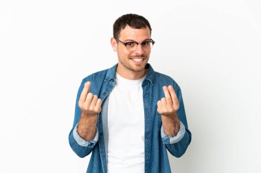 İzole edilmiş beyaz arka planda Brezilyalı bir adam para hareketi yapıyor ama mahvoldu.