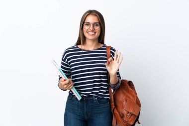 Beyaz arka planda izole edilmiş genç bayan parmaklarıyla iyi bir işaret gösteriyor.