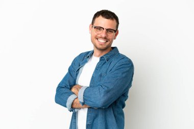 Brezilya 'lı beyaz arka plan üzerinde kolları bağlı ve ileriye bakan bir adam.