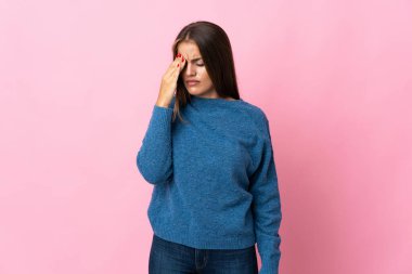 Genç Uruguaylı kadın pembe arka planda izole edilmiş baş ağrısı ile