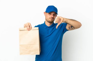 Brezilyalı, beyaz arka planda izole edilmiş bir paket yiyecek alıyor.