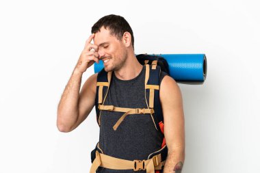 Brezilya 'lı dağcı, izole edilmiş beyaz arka planda büyük bir sırt çantası ile gülüyor.