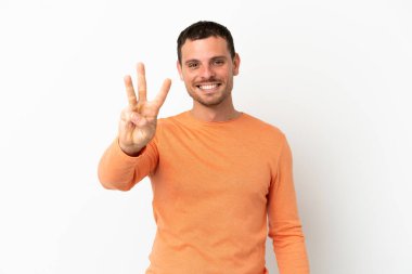 İzole edilmiş beyaz arka planı olan Brezilyalı adam mutlu ve parmaklarıyla üçe kadar sayıyor