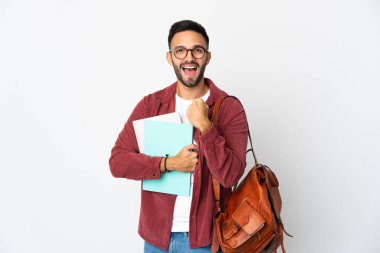 Genç bir öğrenci beyaz arka planda zaferi kutluyor.