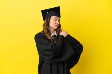 Orta yaşlı üniversite mezunu. Sarı arka planda izole edilmiş. Omzunda ağrıdan muzdarip.