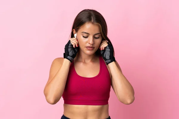 Jonge Uruguayaanse Vrouw Geïsoleerd Roze Achtergrond Luisteren Muziek — Stockfoto
