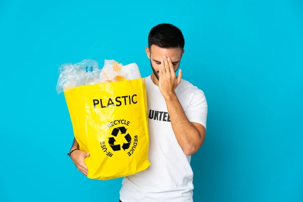 Joven Hombre Caucásico Sosteniendo Una Bolsa Llena Botellas Plástico Para —  Fotos de Stock