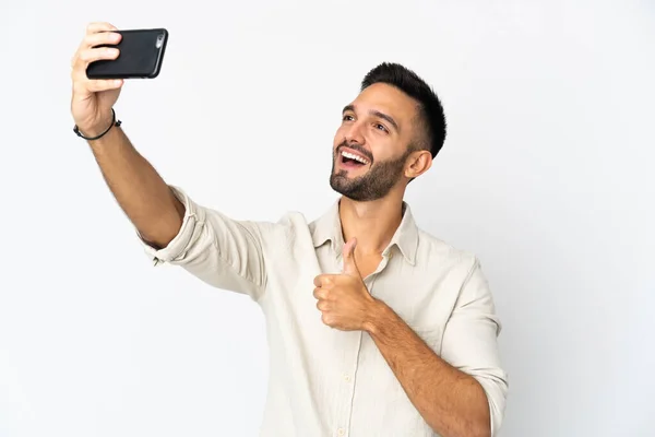 Joven Hombre Caucásico Aislado Sobre Fondo Blanco Haciendo Una Selfie —  Fotos de Stock