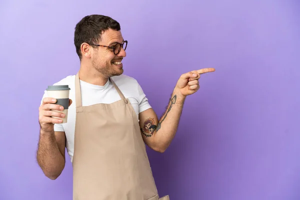 Braziliaanse Restaurant Ober Geïsoleerde Paarse Achtergrond Wijzende Vinger Naar Zijkant — Stockfoto