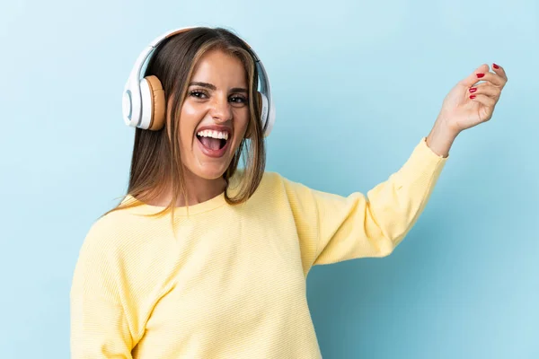 Genç Uruguaylı Kadın Mavi Arka Planda Izole Edilmiş Müzik Dinliyor — Stok fotoğraf