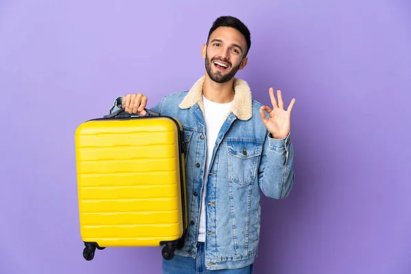 Jonge Blanke Man Geïsoleerd Blauwe Achtergrond Vakantie Met Reiskoffer Het — Stockfoto