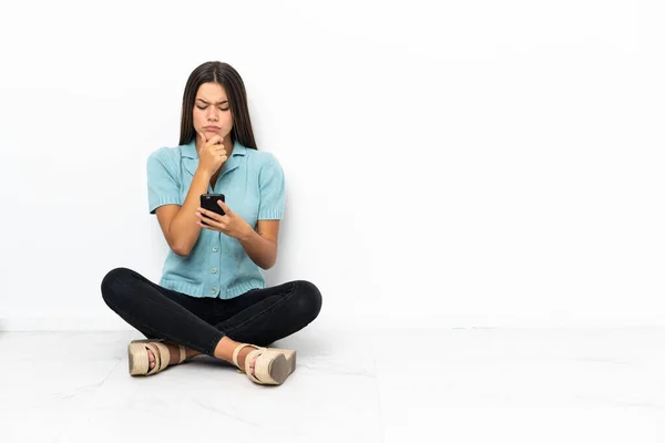 Adolescente Chica Sentada Suelo Pensando Enviando Mensaje — Foto de Stock