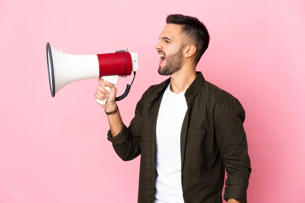 Jovem Caucasiano Isolado Fundo Rosa Gritando Através Megafone Para Anunciar — Fotografia de Stock