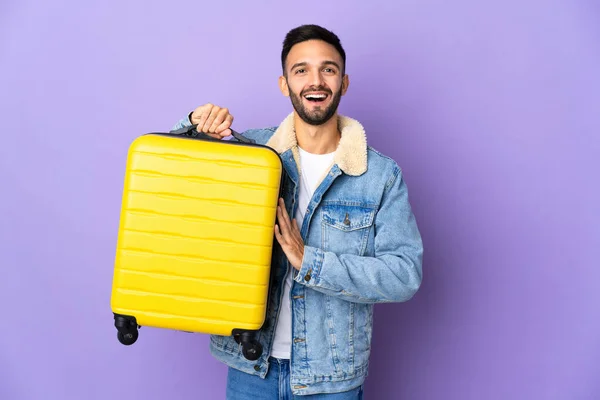 Jovem Caucasiano Isolado Fundo Azul Férias Com Mala Viagem — Fotografia de Stock