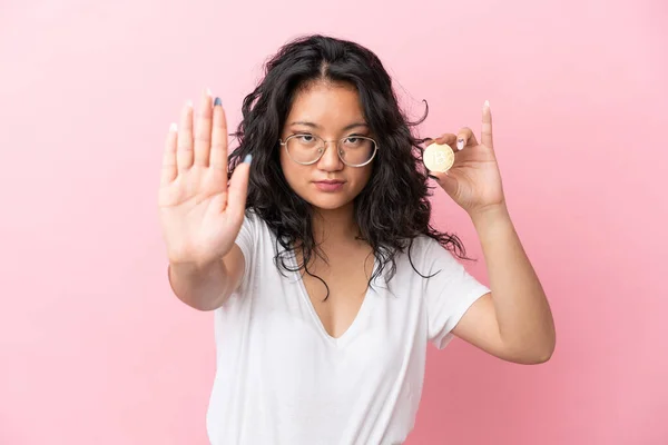 Young Asian Woman Holding Bitcoin Isolated Pink Background Making Stop — Stock Photo, Image