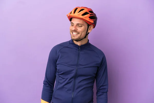 Joven Ciclista Brasileño Aislado Sobre Fondo Púrpura Mirando Hacia Lado —  Fotos de Stock