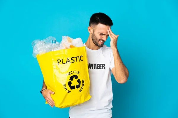 Młody Mężczyzna Rasy Kaukaskiej Trzyma Worek Pełen Plastikowych Butelek Recyklingu — Zdjęcie stockowe