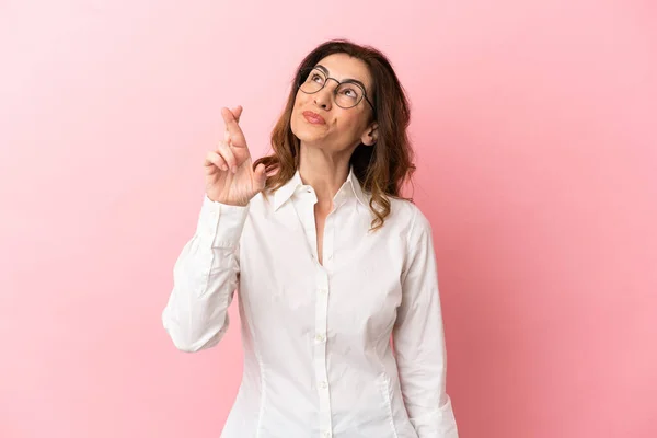 Femme Caucasienne Âge Moyen Isolée Sur Fond Rose Avec Les — Photo