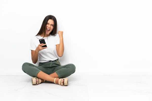 Chica Adolescente Sentada Suelo Con Teléfono Posición Victoria — Foto de Stock