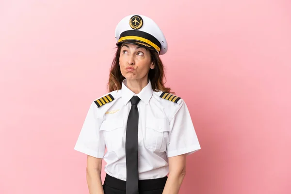 Αεροπλάνο Μεσήλικας Πιλότος Γυναίκα Απομονωμένη Ροζ Φόντο Και Κοιτάζοντας Πάνω — Φωτογραφία Αρχείου