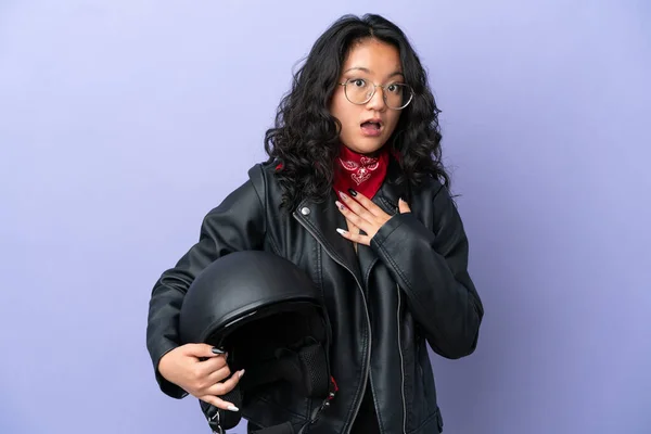 Ung Asiatisk Kvinna Med Motorcykel Hjälm Isolerad Lila Bakgrund Förvånad — Stockfoto