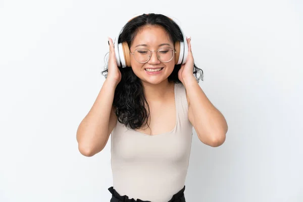 Jong Aziatische Vrouw Geïsoleerd Wit Achtergrond Luisteren Muziek — Stockfoto