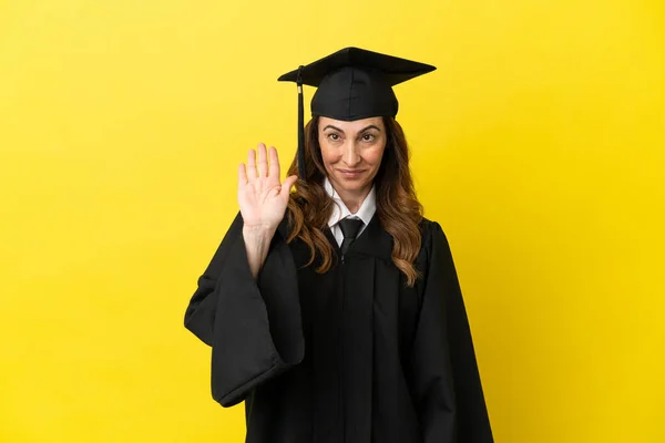 Medelålders Universitet Examen Isolerad Gul Bakgrund Hälsning Med Handen Med — Stockfoto