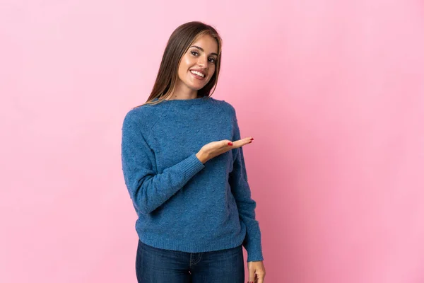 Mujer Uruguaya Joven Aislada Sobre Fondo Rosa Presentando Una Idea — Foto de Stock