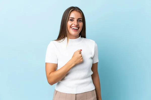 Joven Uruguaya Aislada Sobre Fondo Azul Celebrando Una Victoria — Foto de Stock