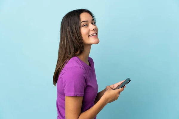 Chica Adolescente Aislada Sobre Fondo Rosa Enviando Mensaje Correo Electrónico — Foto de Stock