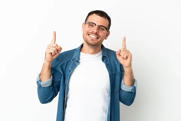 Brasilianischer Mann Vor Isoliertem Weißen Hintergrund Der Auf Eine Großartige — Stockfoto