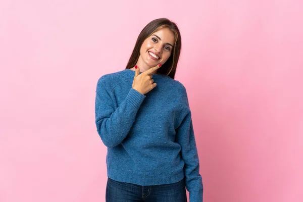 Mujer Joven Uruguaya Aislada Sobre Fondo Rosa Feliz Sonriente — Foto de Stock