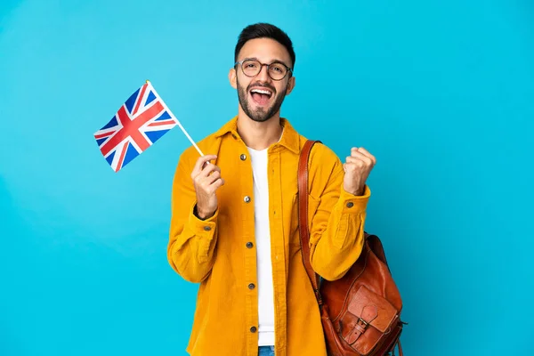 Junger Kaukasischer Mann Mit Einer Britischen Flagge Auf Gelbem Hintergrund — Stockfoto