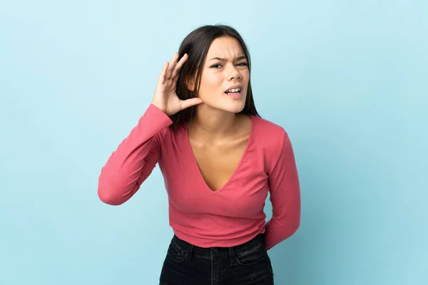 Teenager Mädchen Isoliert Auf Blauem Hintergrund Hört Etwas Indem Sie — Stockfoto