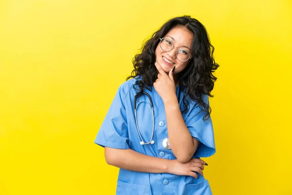 年轻的外科医生 亚洲女人 黄种人背景 面带微笑 — 图库照片
