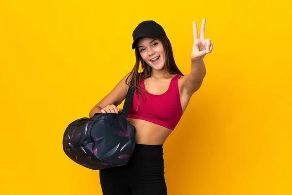 Έφηβη Αθλητική Κοπέλα Αθλητική Τσάντα Χαμογελώντας Και Δείχνοντας Σύμβολο Της — Φωτογραφία Αρχείου