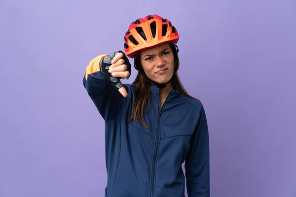 Genç Bisikletçi Kız Olumsuz Ifadeyle Baş Parmağını Aşağı Gösteriyor — Stok fotoğraf