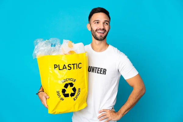 Elinde Plastik Şişelerle Dolu Bir Çanta Tutan Beyaz Bir Adam — Stok fotoğraf