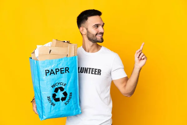 Joven Hombre Caucásico Sosteniendo Una Bolsa Reciclaje Llena Papel Para —  Fotos de Stock