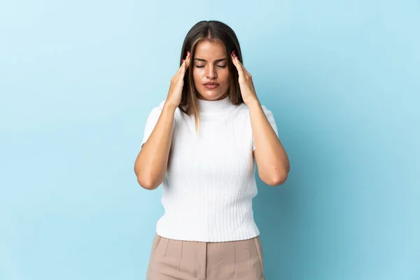 Junge Uruguayische Frau Isoliert Auf Blauem Hintergrund Mit Kopfschmerzen — Stockfoto