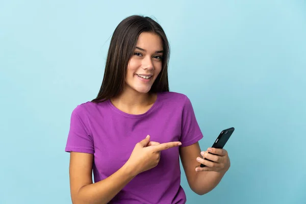 Adolescente Chica Aislada Fondo Rosa Utilizando Teléfono Móvil Señalándolo — Foto de Stock