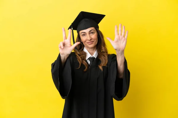 Graduado Universitario Mediana Edad Aislado Sobre Fondo Amarillo Contando Ocho — Foto de Stock